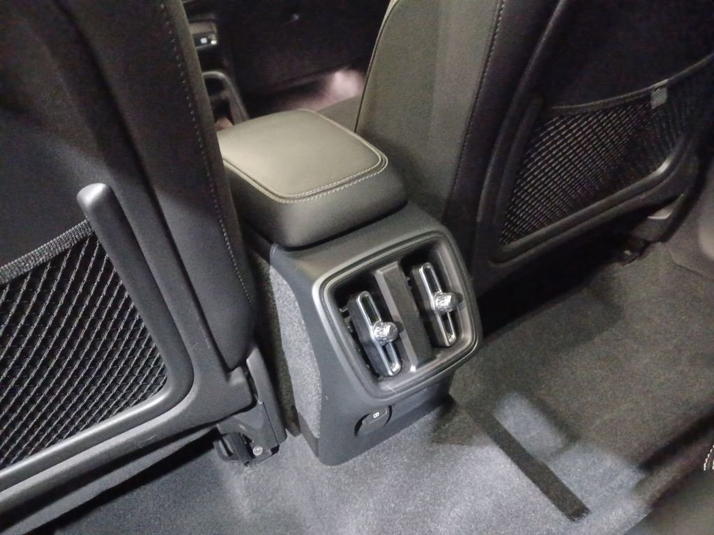 Used 2022 Volvo XC40 T5 R-Design image 23