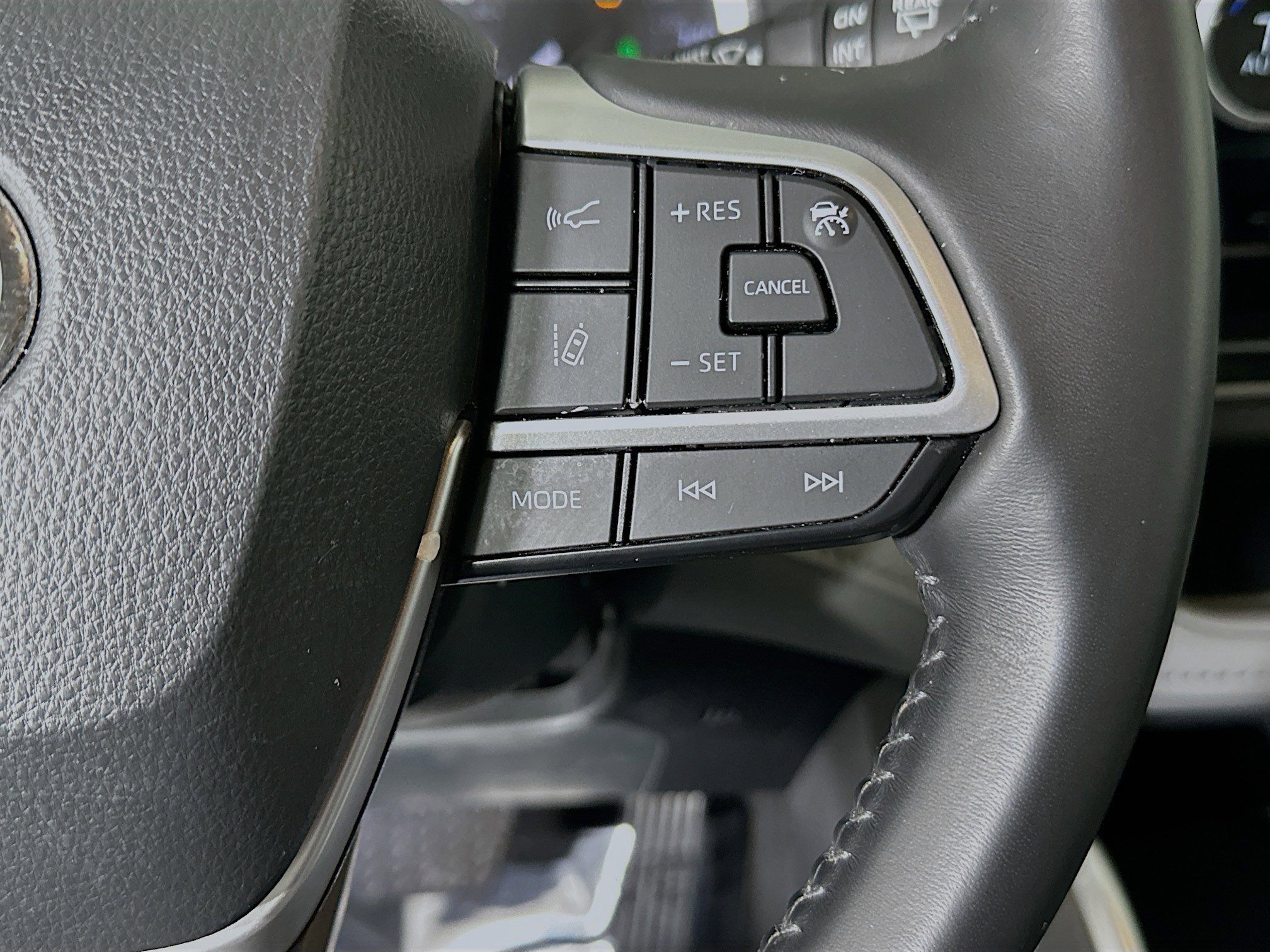 Used 2023 Toyota Highlander XLE FWD image 17