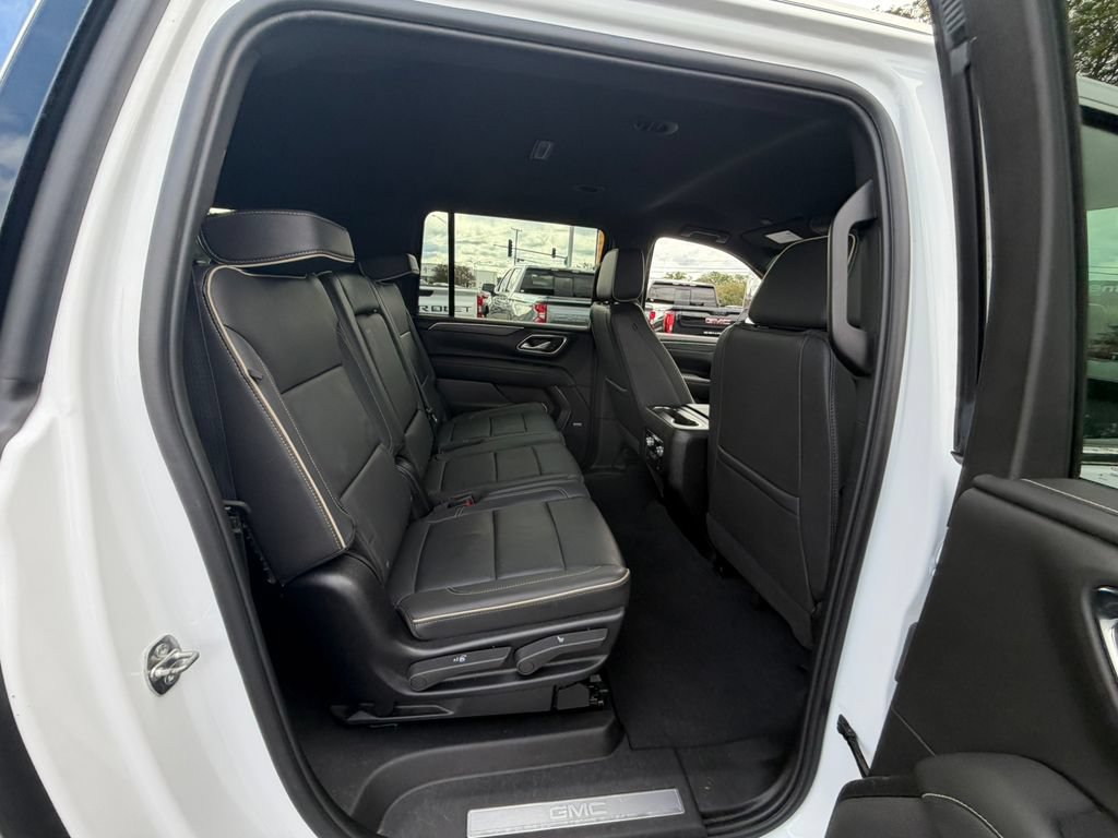 Certified 2024 GMC Yukon XL SLT w/ SLT Luxury Package AWD/4WD image 13