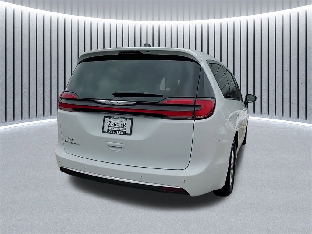 Used 2023 Chrysler Pacifica Touring-L image 10