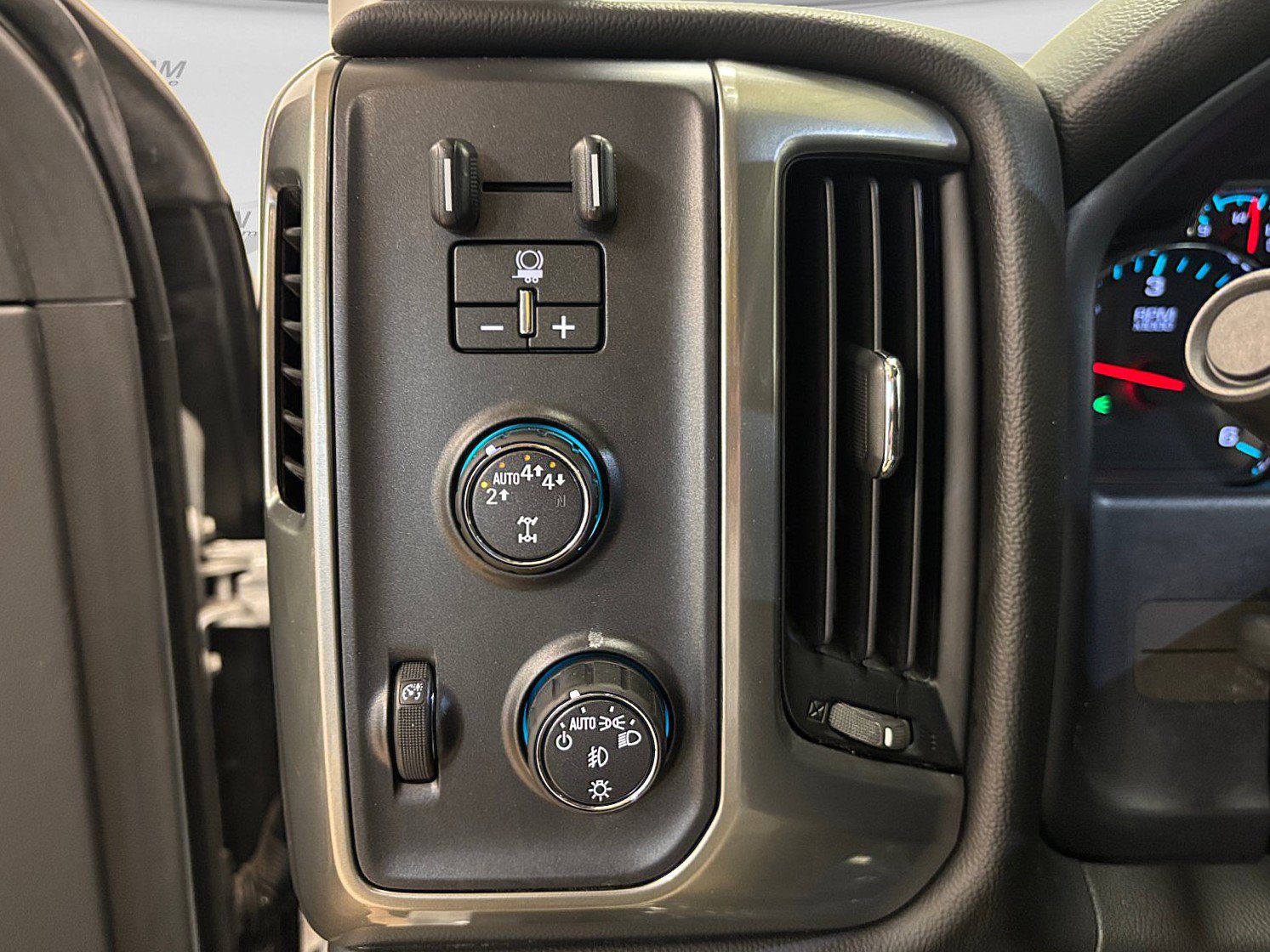 Used 2018 Chevrolet Silverado 1500 LT w/ All Star Edition AWD/4WD image 29