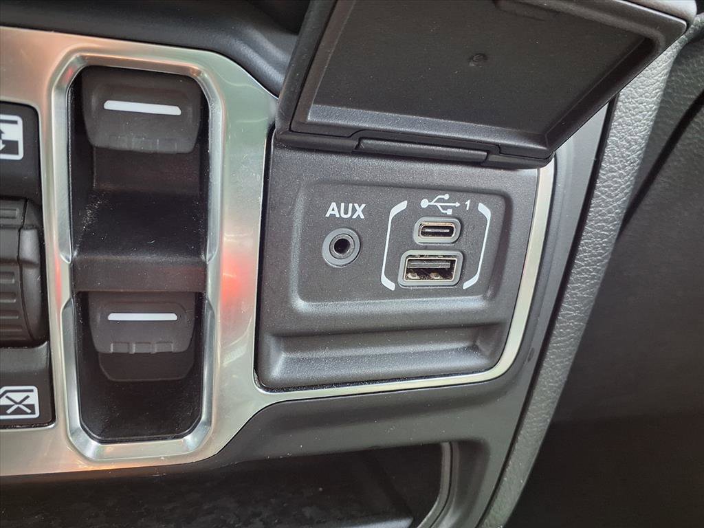 Used 2022 Jeep Wrangler Unlimited Sahara AWD/4WD image 9