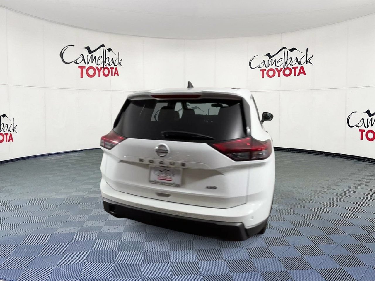 Used 2024 Nissan Rogue S AWD/4WD image 9