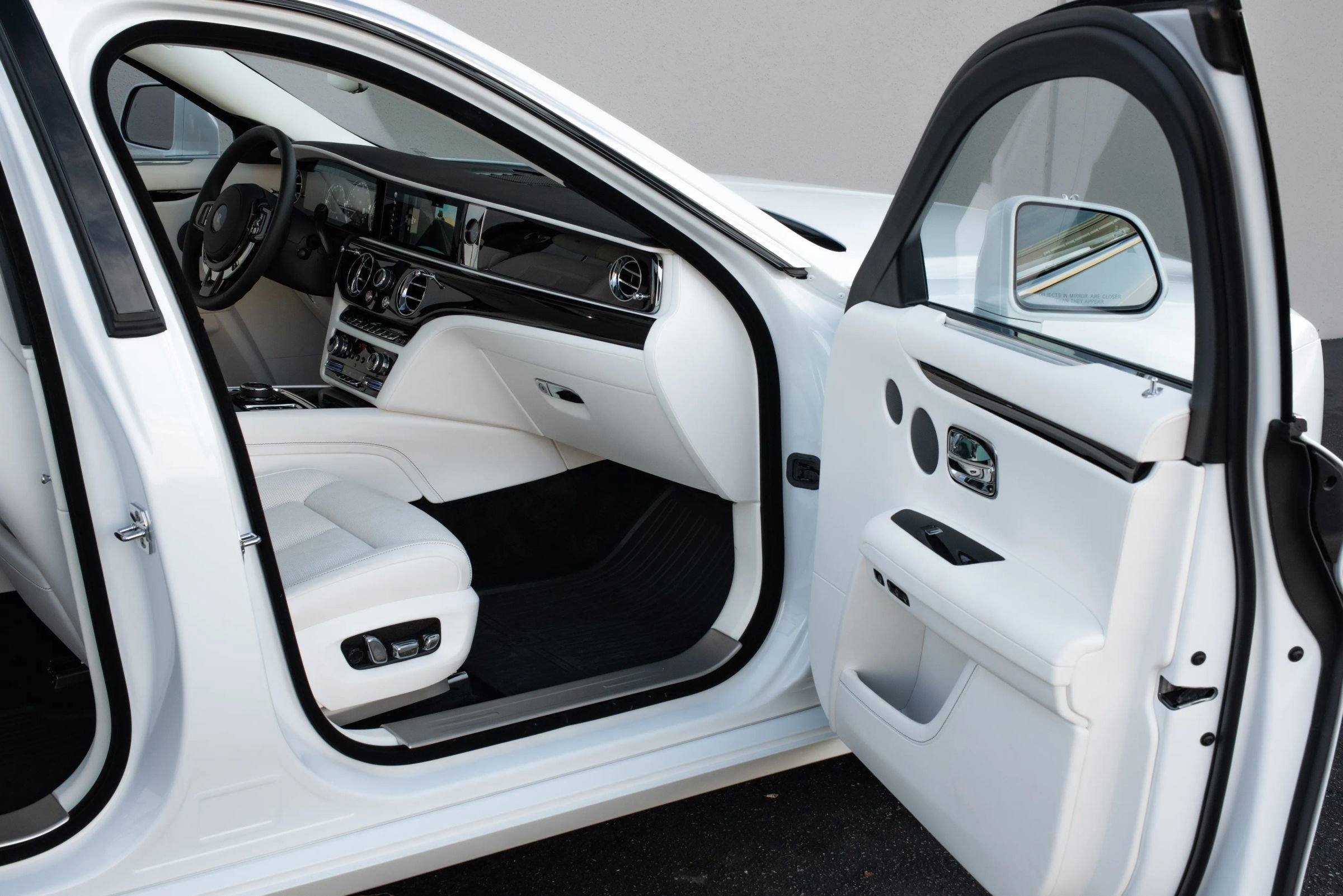 Used 2024 Rolls-Royce Ghost image 16