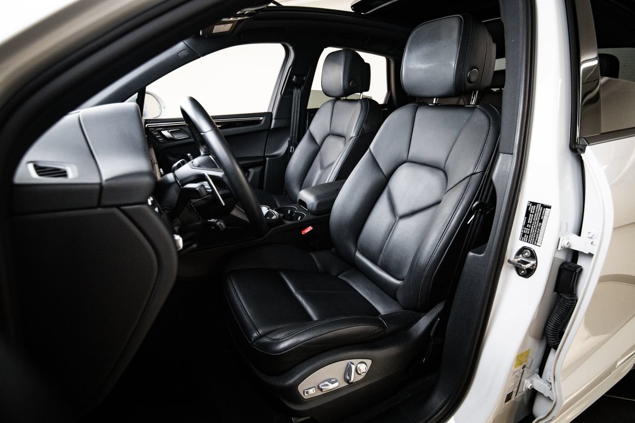 Certified 2023 Porsche Macan AWD/4WD image 5