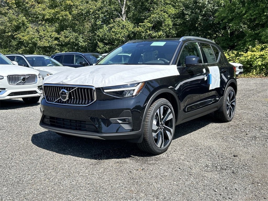 New 2025 Volvo XC40 B5 Plus w/ Climate Package
