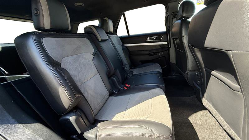 Used 2017 Ford Explorer XLT w/ Equipment Group 202A FWD image 18