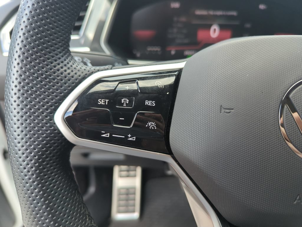 Certified 2023 Volkswagen Tiguan SE R-Line FWD image 22