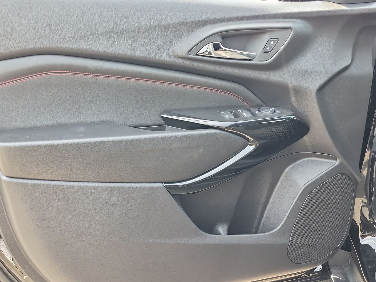 New 2026 Chevrolet Trax RS w/ Sunroof Package FWD image 23