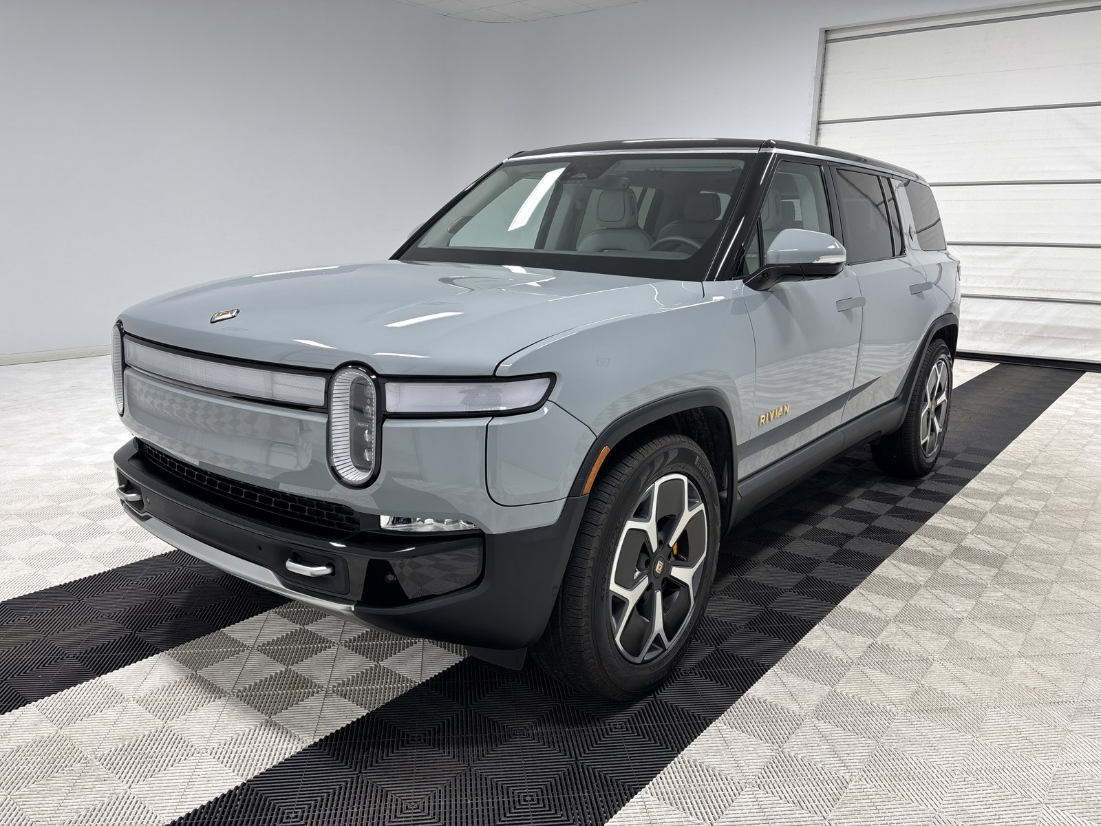 Used 2024 Rivian R1S Adventure image 1