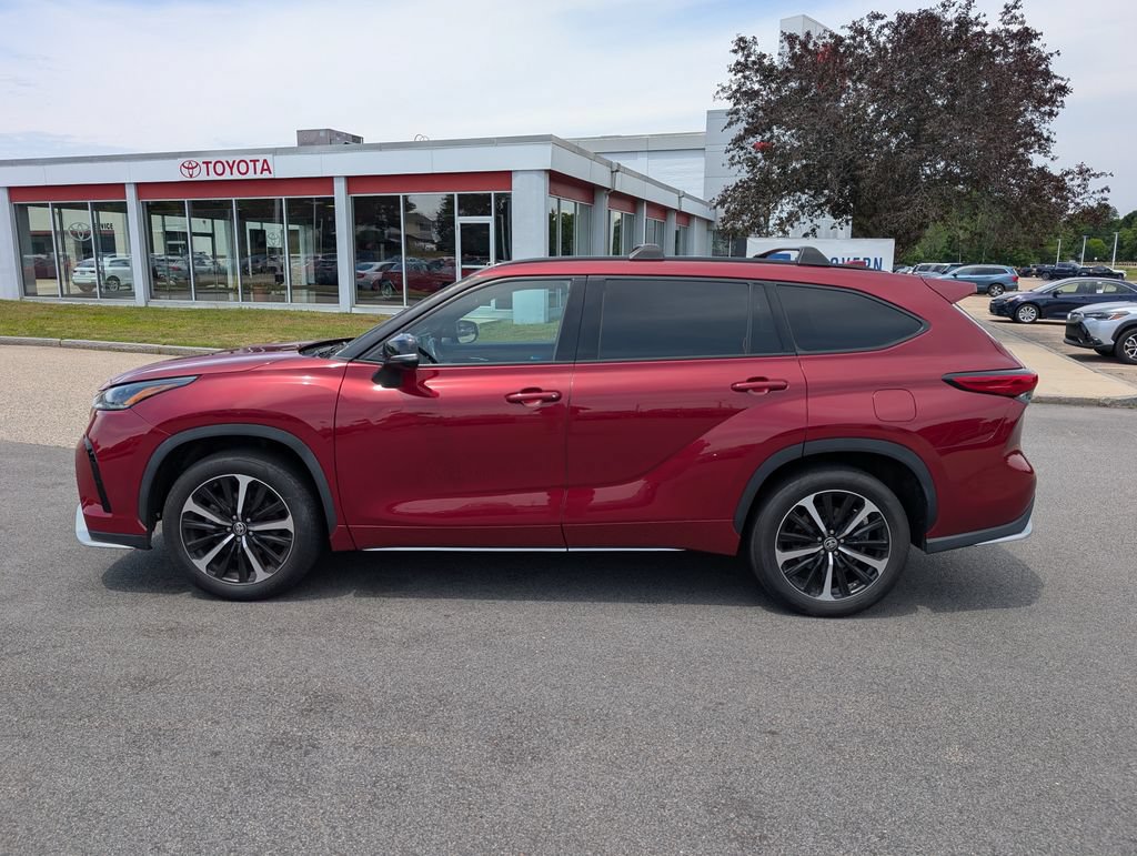 Used 2021 Toyota Highlander XSE AWD/4WD image 2