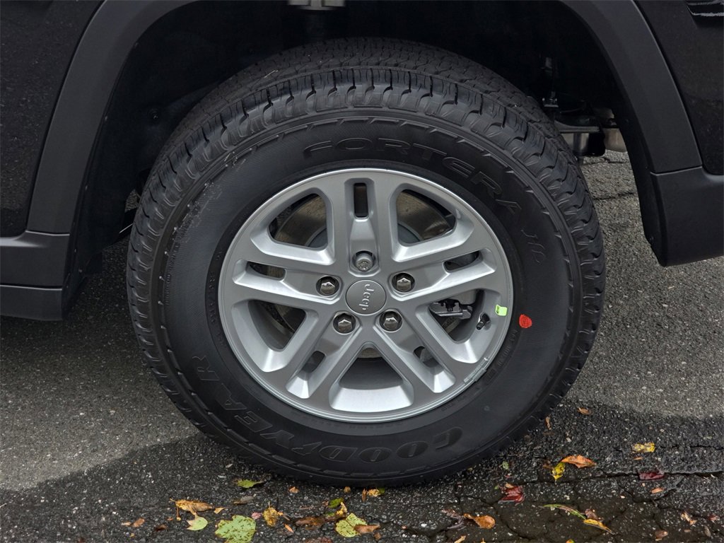 New 2025 Jeep Grand Cherokee Laredo w/ Luxury Tech Group I image 33