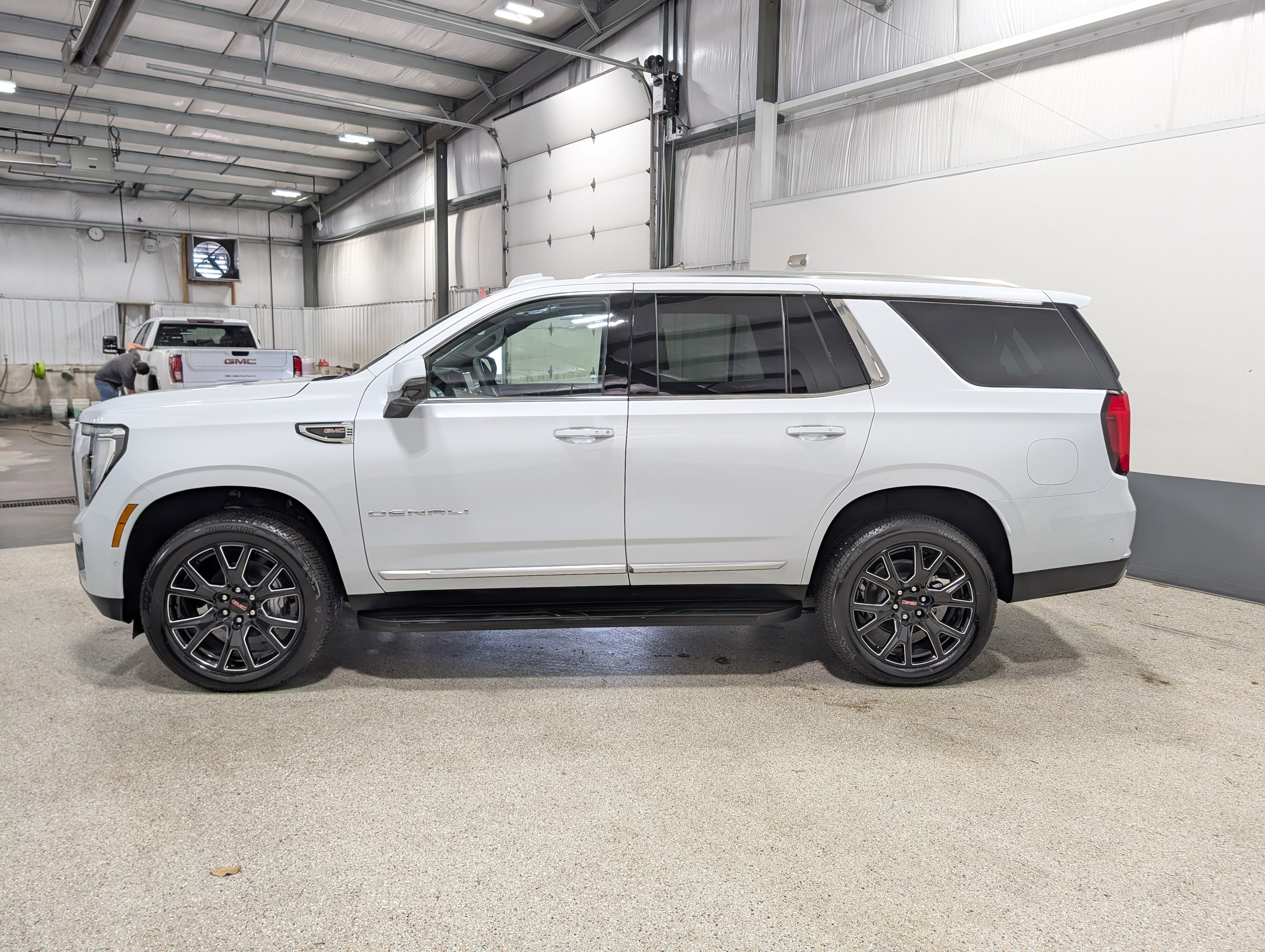 Used 2026 GMC Yukon Denali w/ Advanced Technology Package AWD/4WD image 6
