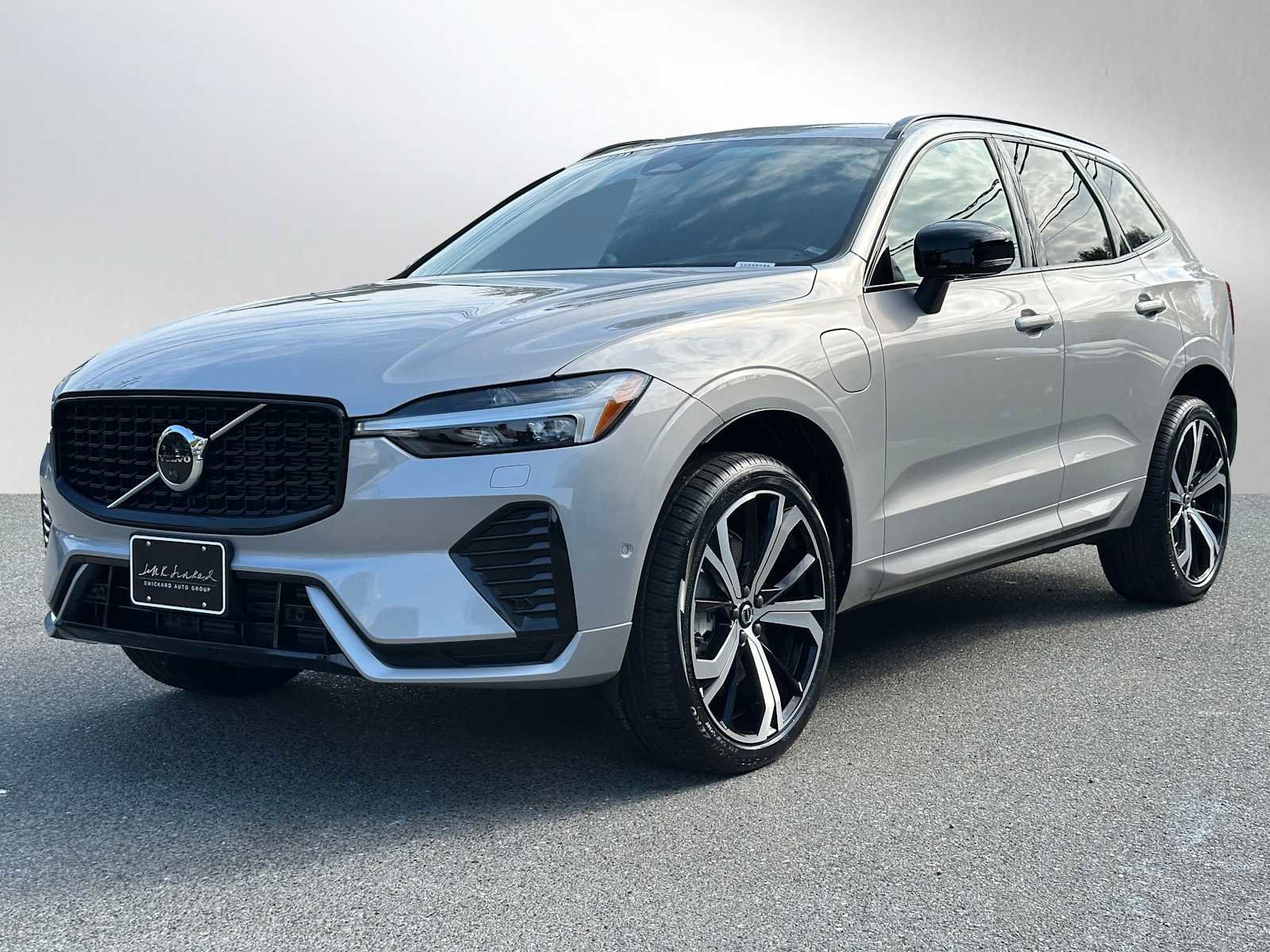 Certified 2023 Volvo XC60 T8 Ultimate w/ Climate Package image 3