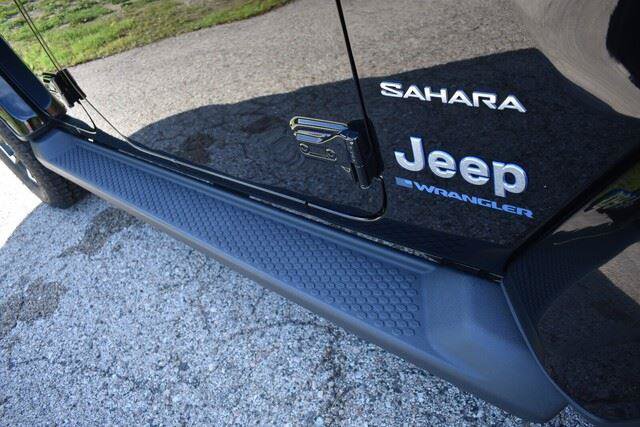 Used 2023 Jeep Wrangler Unlimited Sahara AWD/4WD image 14
