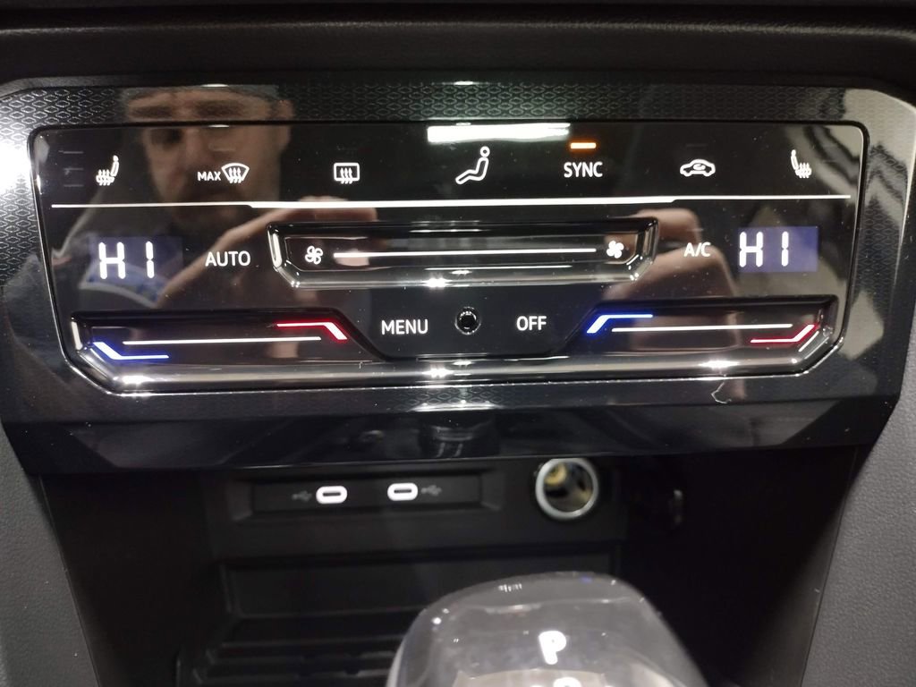 Certified 2025 Volkswagen Taos SE image 30