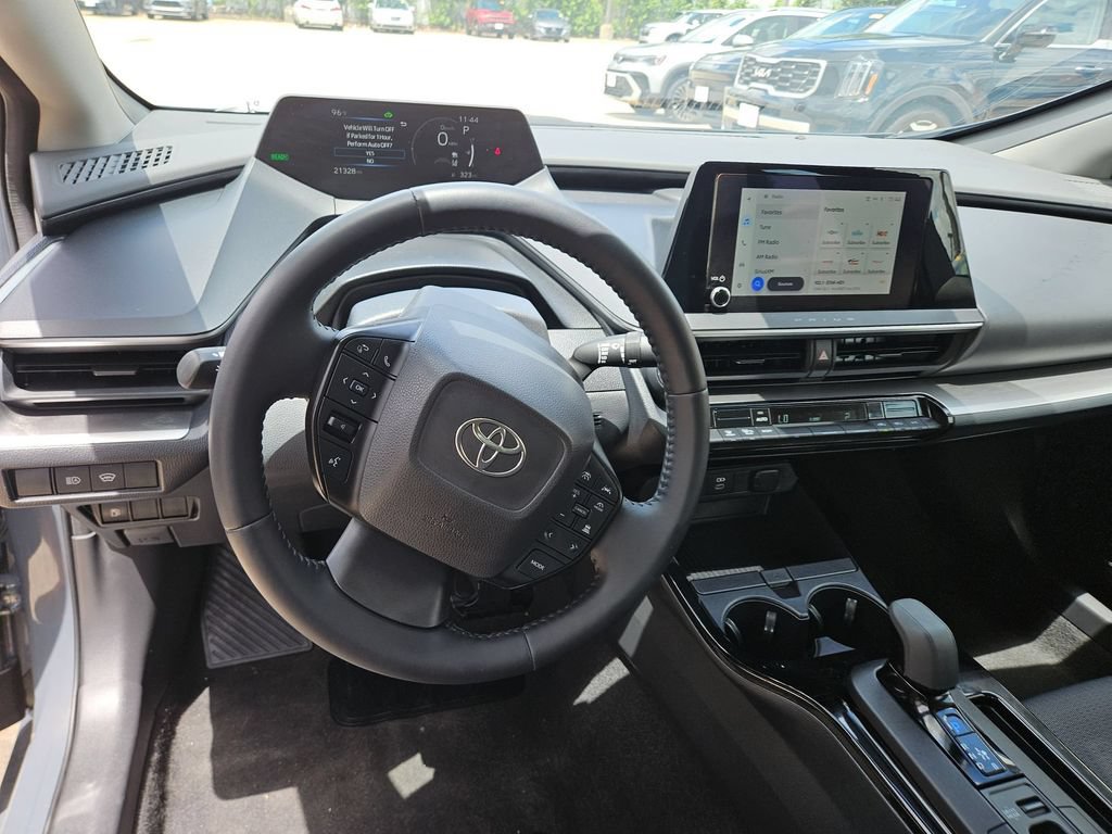 Used 2025 Toyota Prius LE FWD image 17