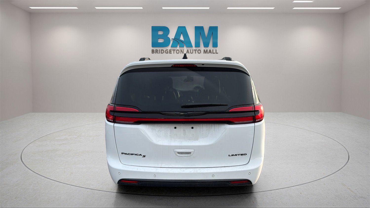 Used 2025 Chrysler Pacifica Limited image 6