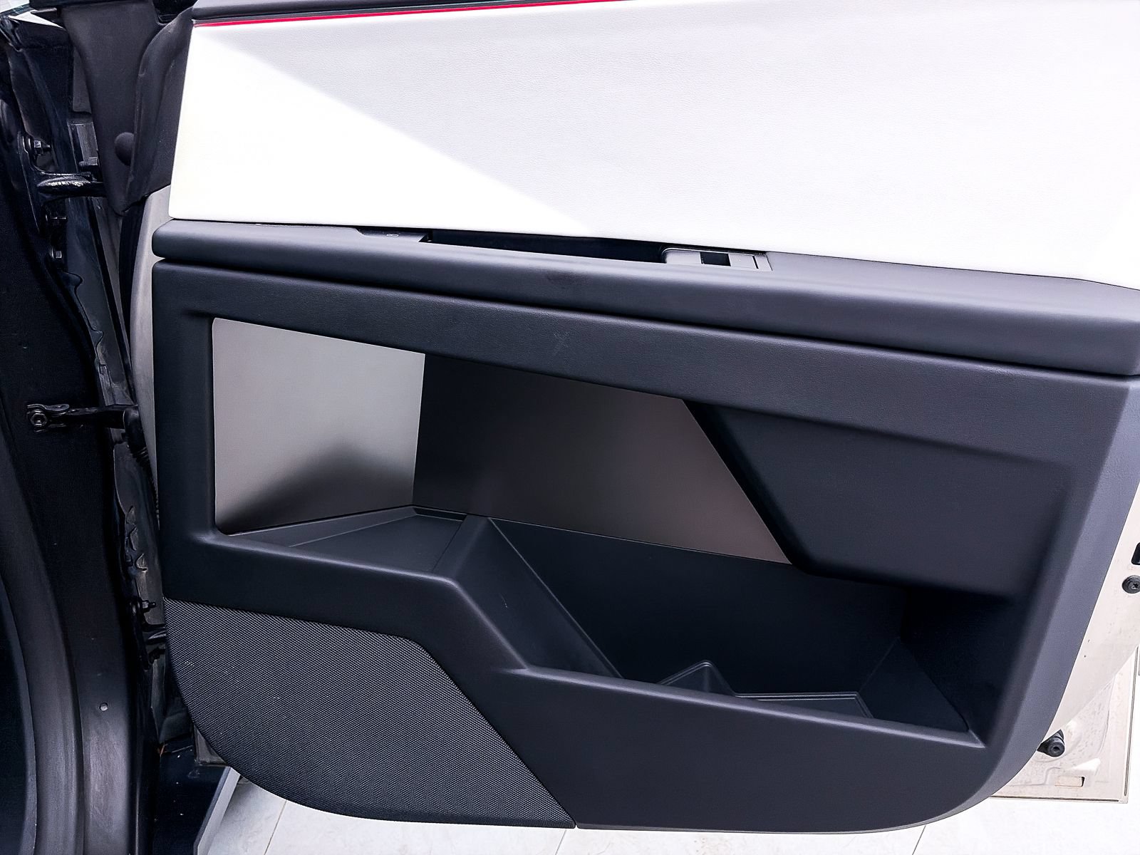 Used 2024 Tesla Cybertruck AWD Crew Cab image 33