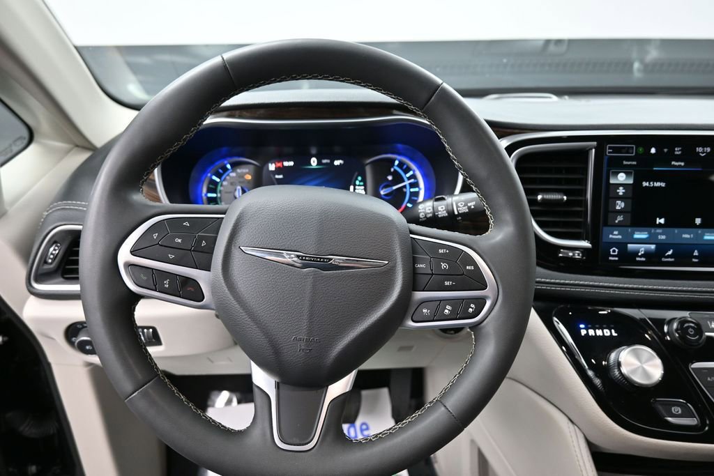 Used 2023 Chrysler Pacifica Limited FWD image 33