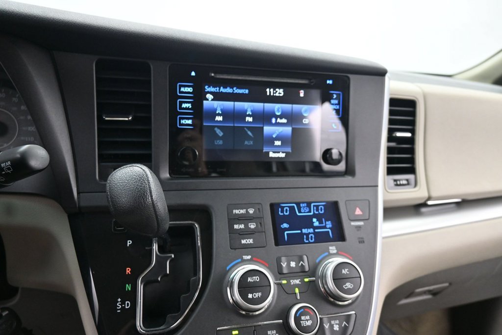 Used 2017 Toyota Sienna LE FWD image 21