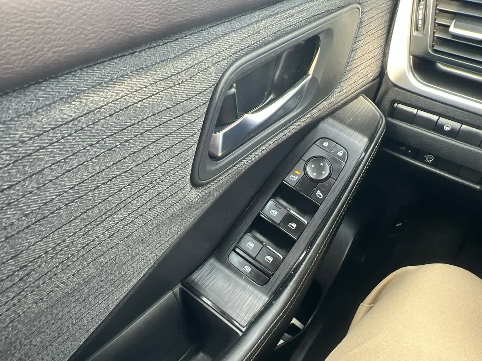 Used 2023 Nissan Rogue SV image 32