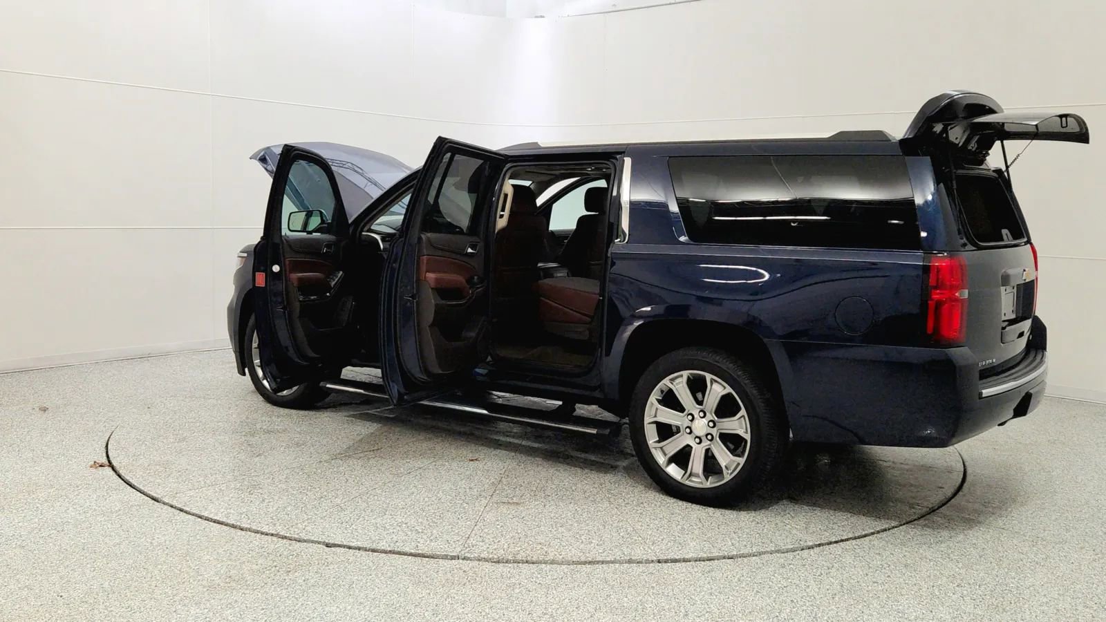 Used 2018 Chevrolet Suburban Premier image 11