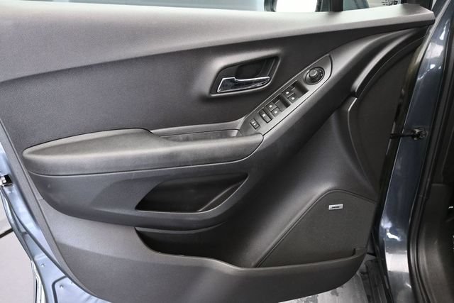 Used 2016 Chevrolet Trax LT w/ LT Sun and Sound Package FWD image 16