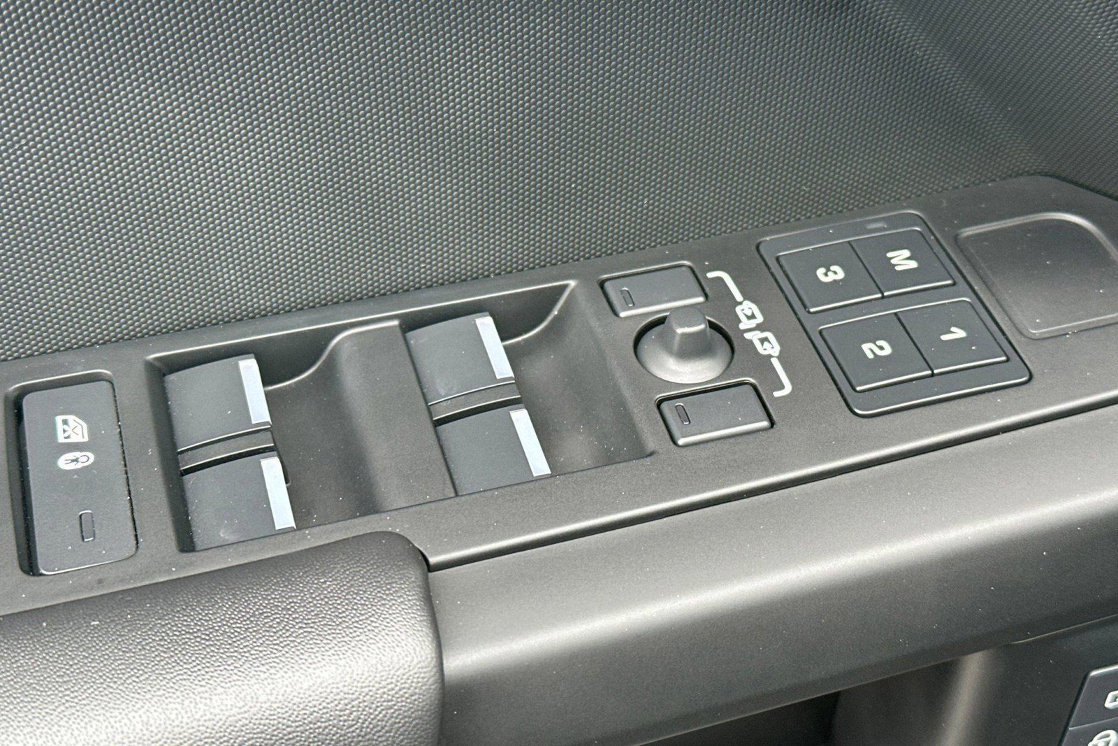 Certified 2025 Land Rover Defender 130 X-Dynamic SE AWD/4WD image 12