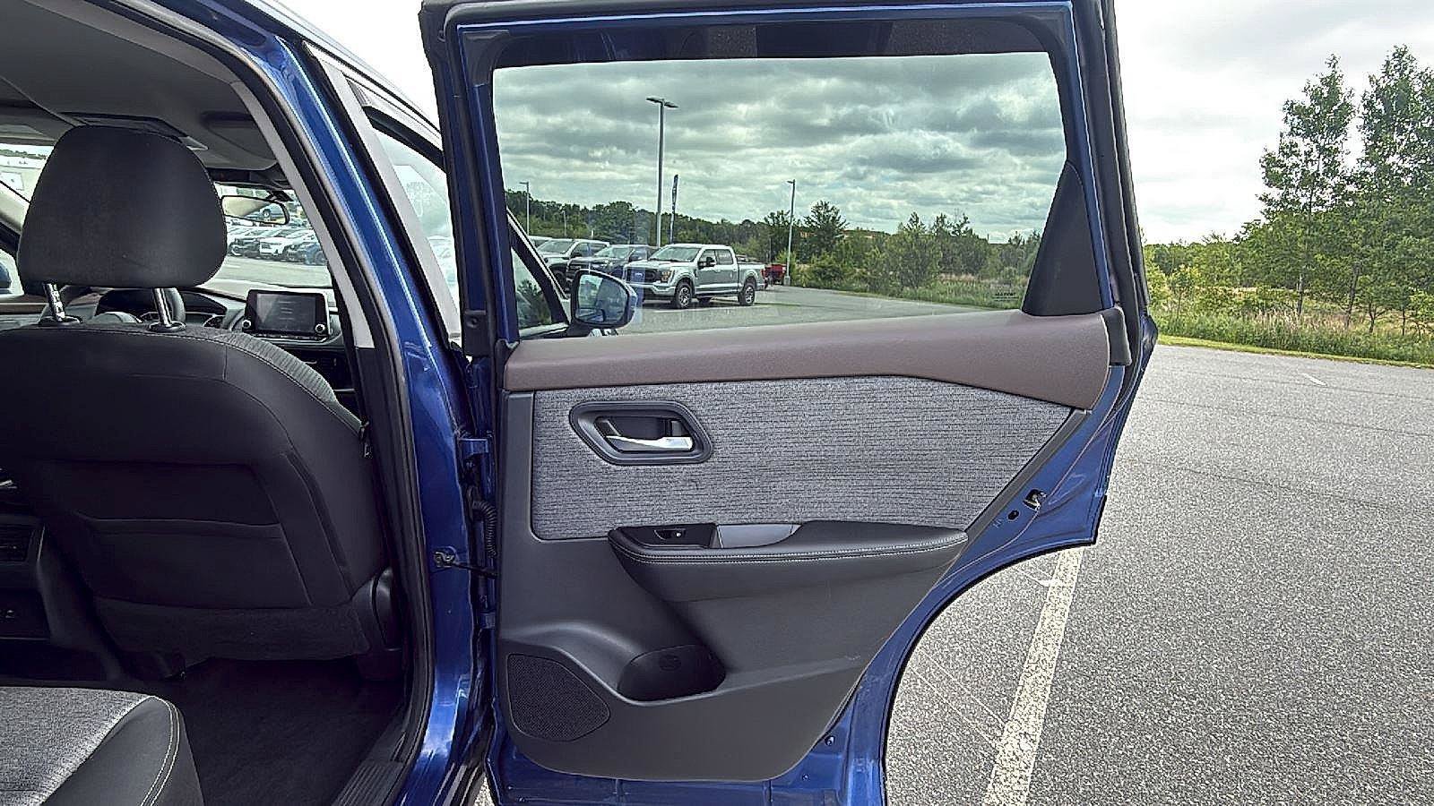 Used 2022 Nissan Rogue SV FWD image 19