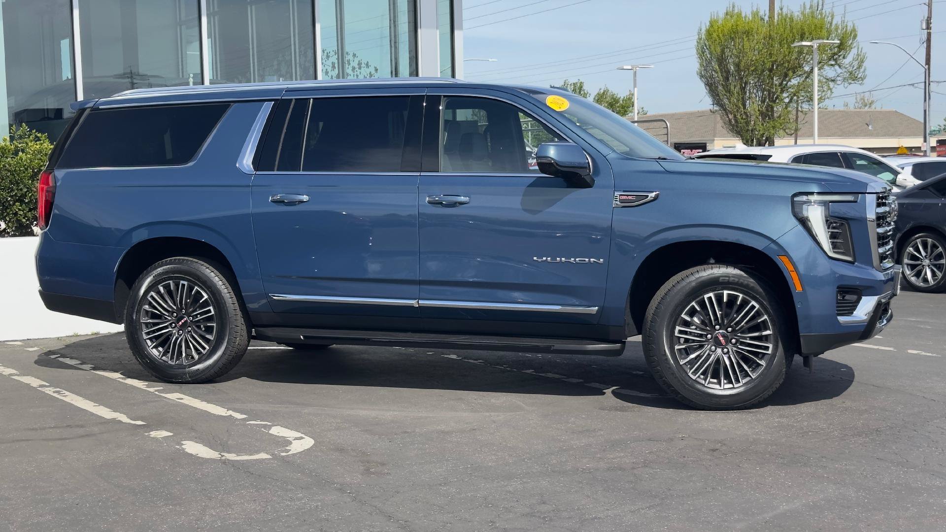 New 2026 GMC Yukon XL Elevation AWD/4WD image 2