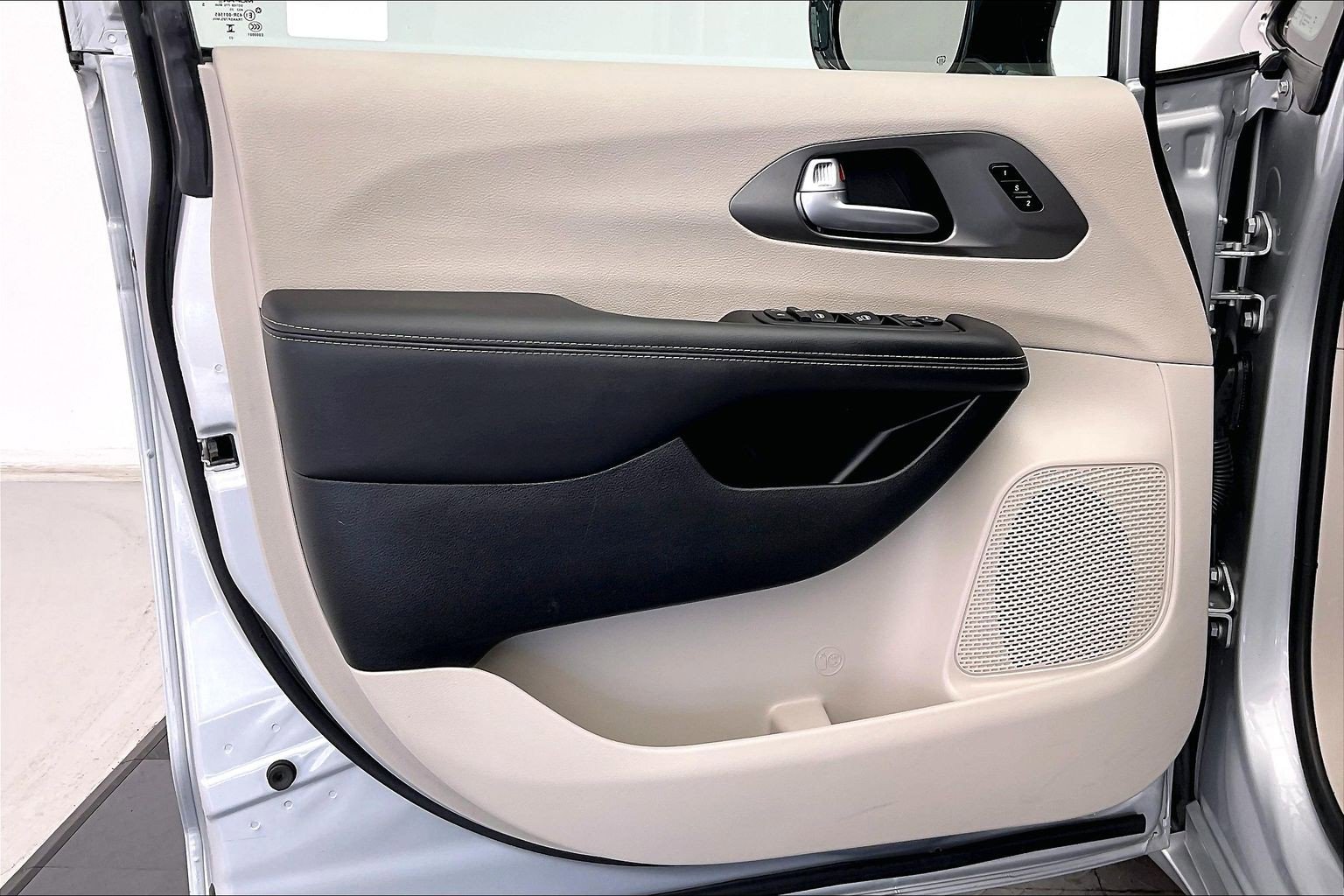 Used 2024 Chrysler Pacifica Touring-L image 25