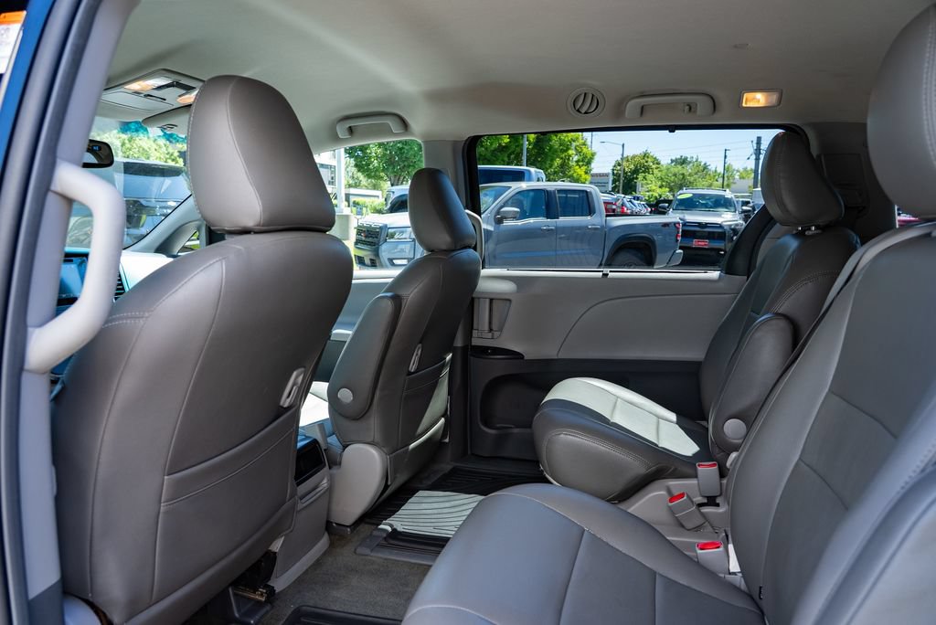 Used 2015 Toyota Sienna LE FWD image 22