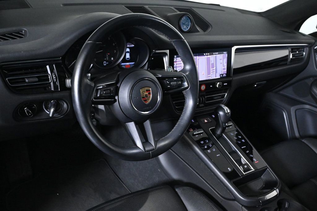 Certified 2024 Porsche Macan image 4