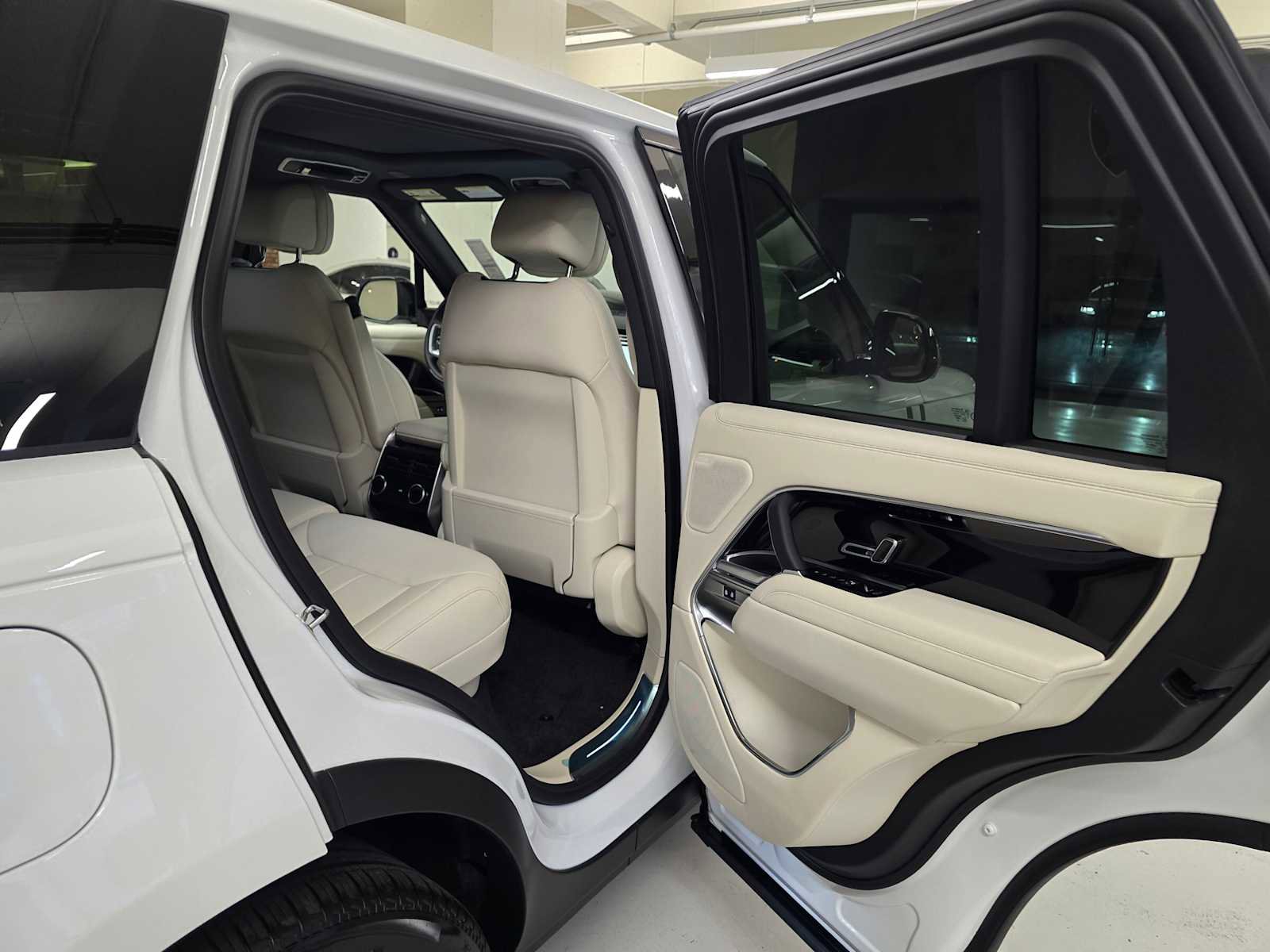 New 2026 Land Rover Range Rover SE image 14