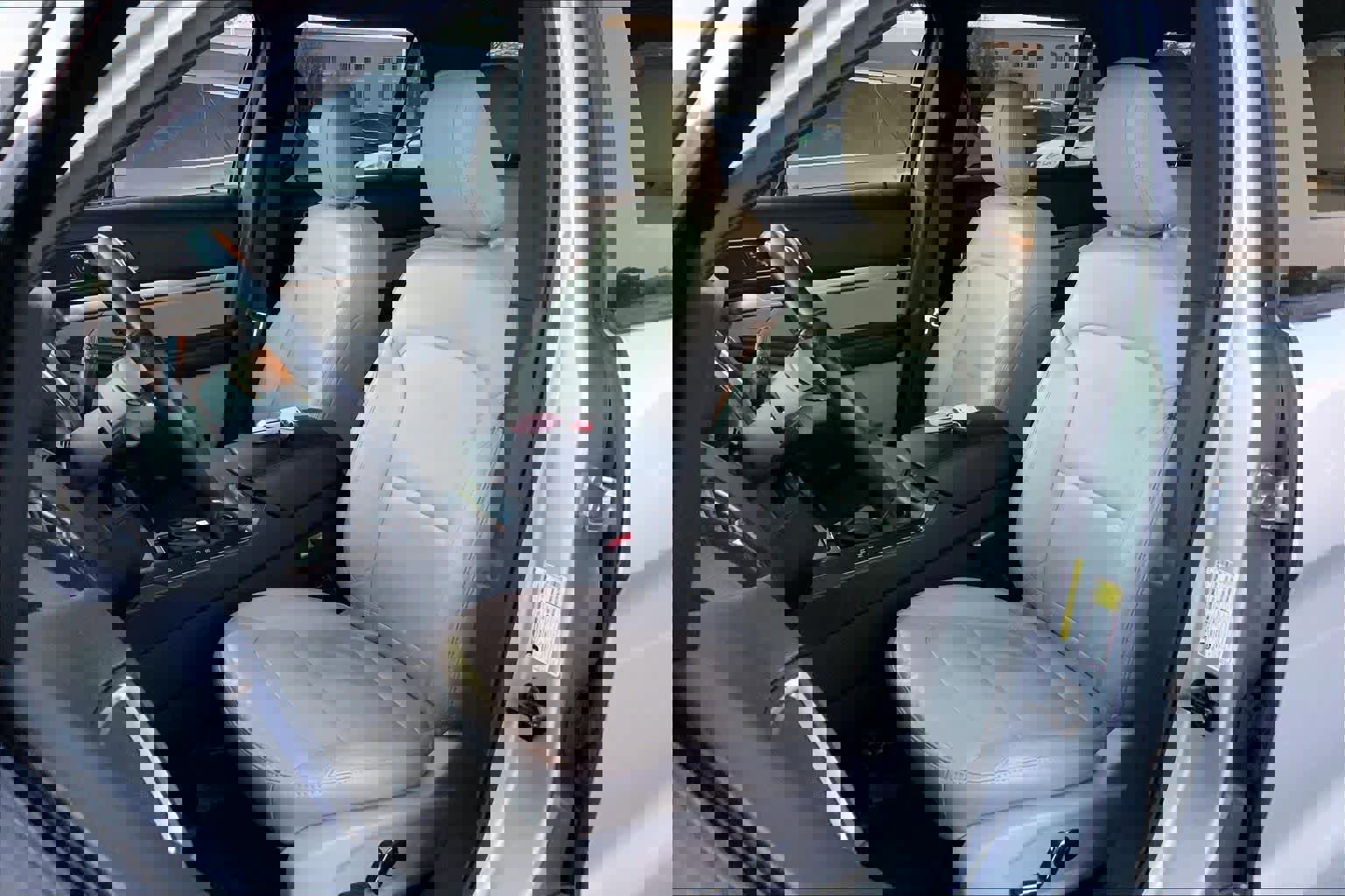 Used 2018 Ford Explorer XLT w/ Equipment Group 202A image 8