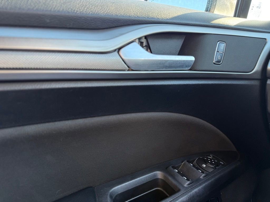 Used 2018 Ford Fusion SE w/ Fusion SE Technology Package FWD image 11