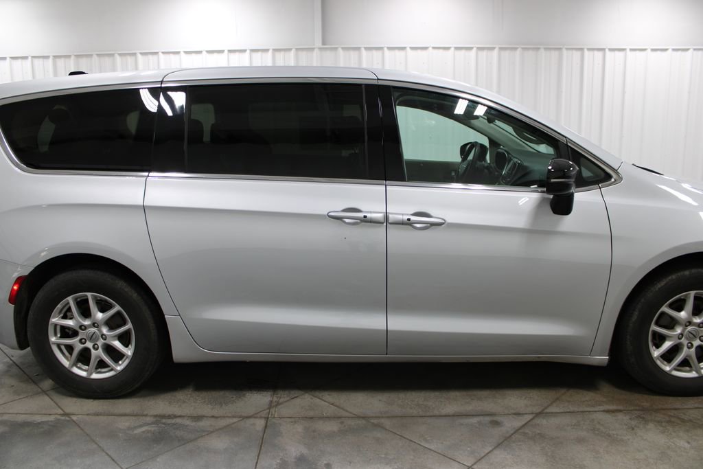 Used 2024 Chrysler Pacifica Touring-L image 11