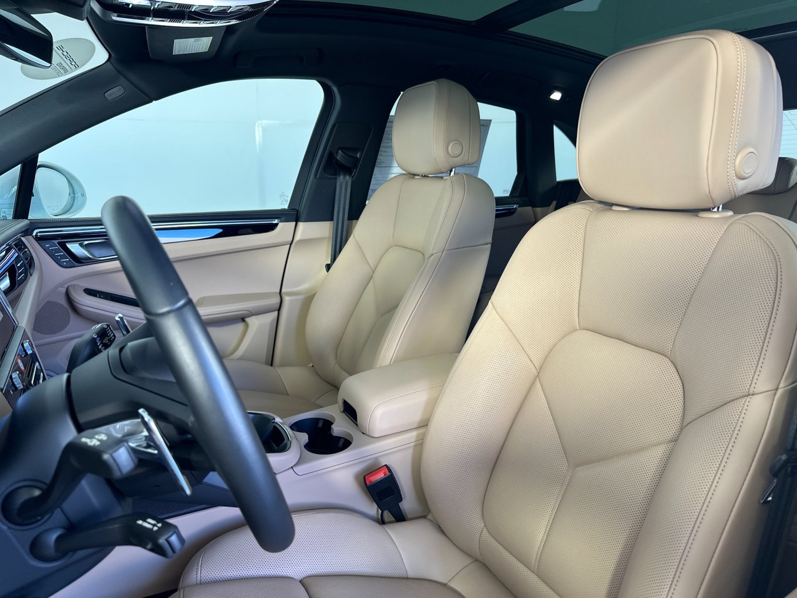 Certified 2026 Porsche Macan AWD/4WD image 5