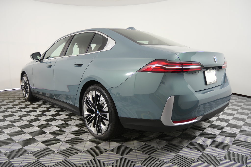 Certified 2026 BMW 530i RWD image 3