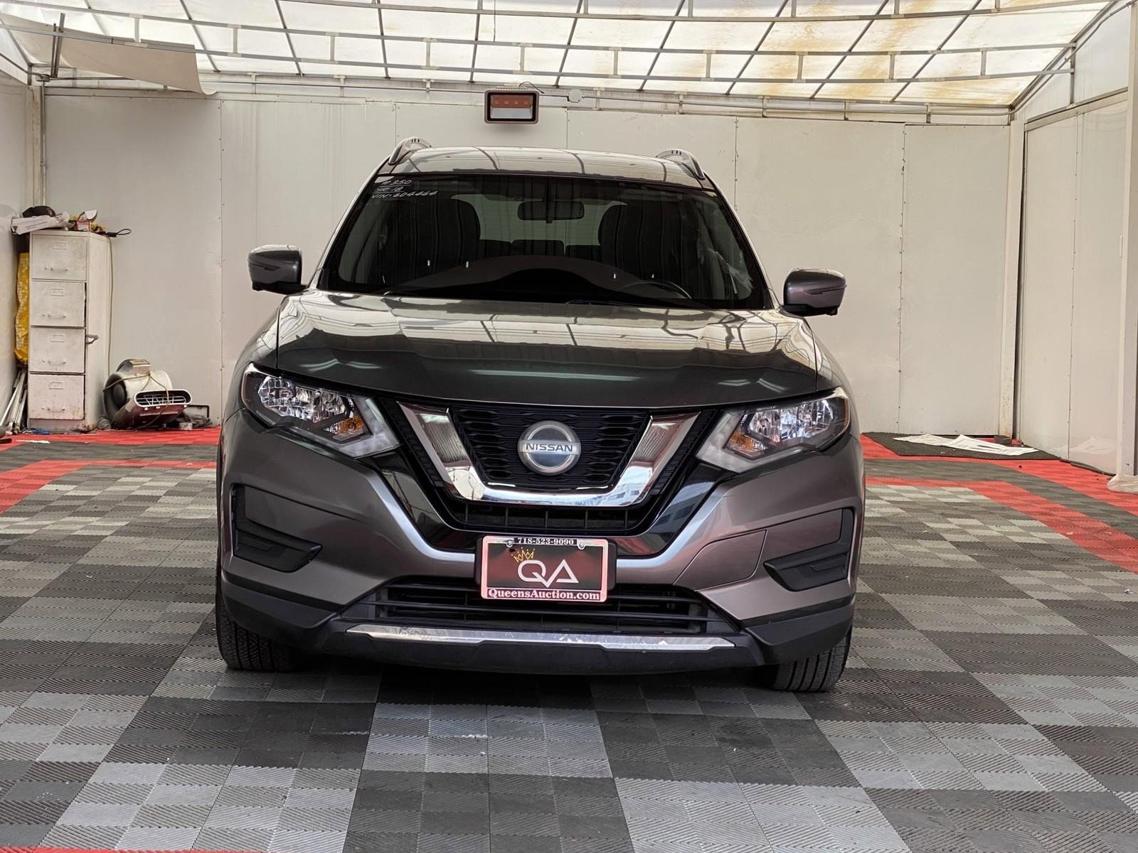 Used 2018 Nissan Rogue SV w/ Premium Package image 2