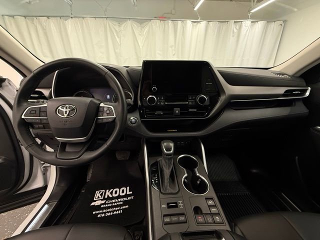 Used 2023 Toyota Highlander XLE image 19
