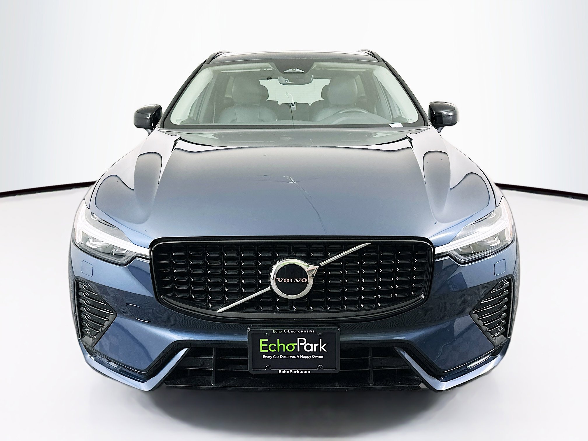 Used 2025 Volvo XC60 B5 Core image 2