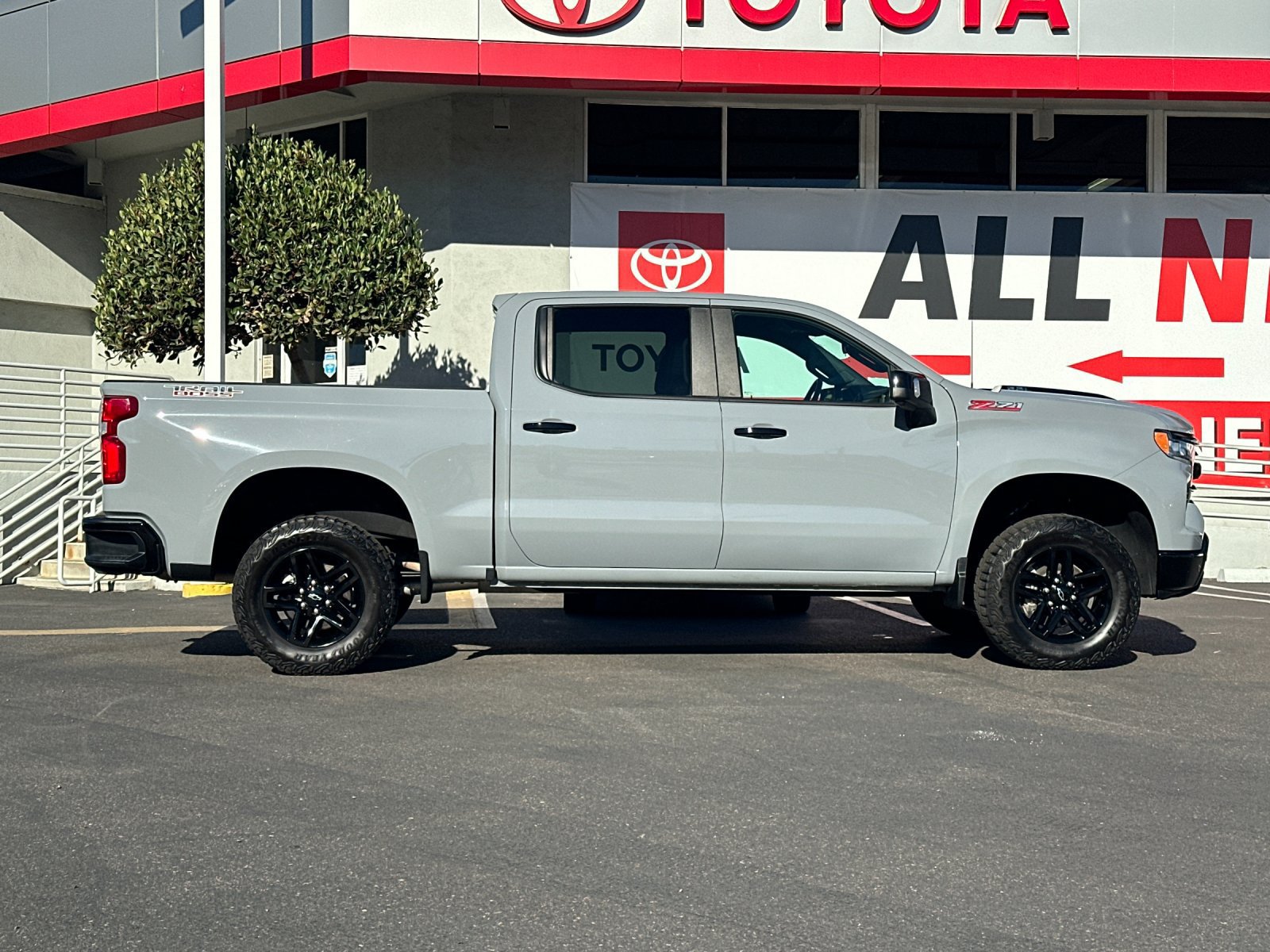 Used 2024 Chevrolet Silverado 1500 LT Trail Boss w/ LT Trail Boss Premium Package AWD/4WD image 6