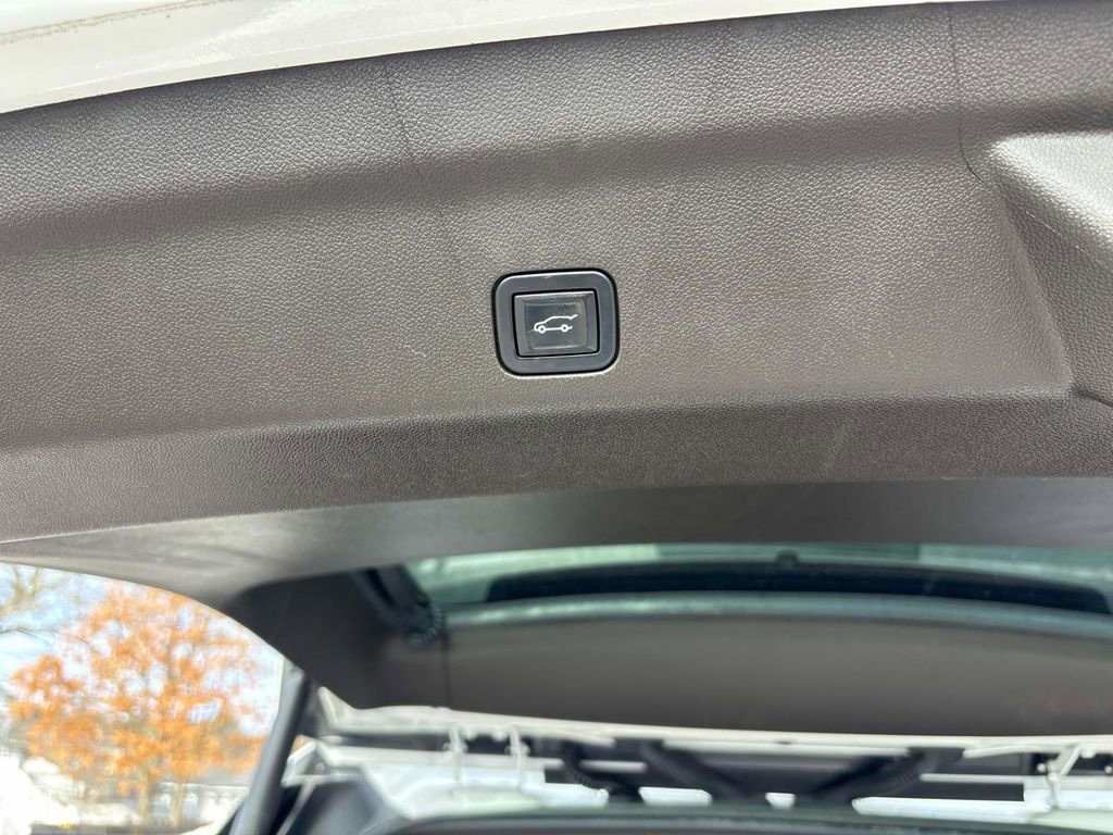 Used 2021 GMC Yukon SLT w/ SLT Premium Package image 14