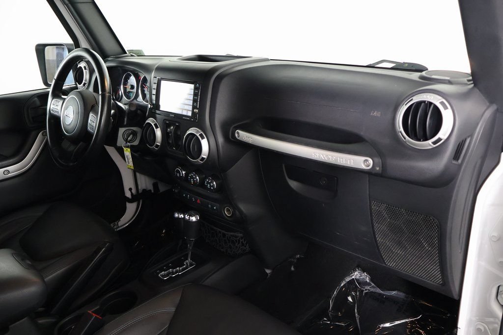 Used 2016 Jeep Wrangler Unlimited Sahara w/ Dual Top Group AWD/4WD image 9