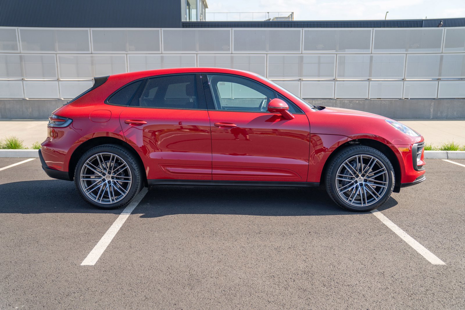 Certified 2023 Porsche Macan AWD/4WD image 8
