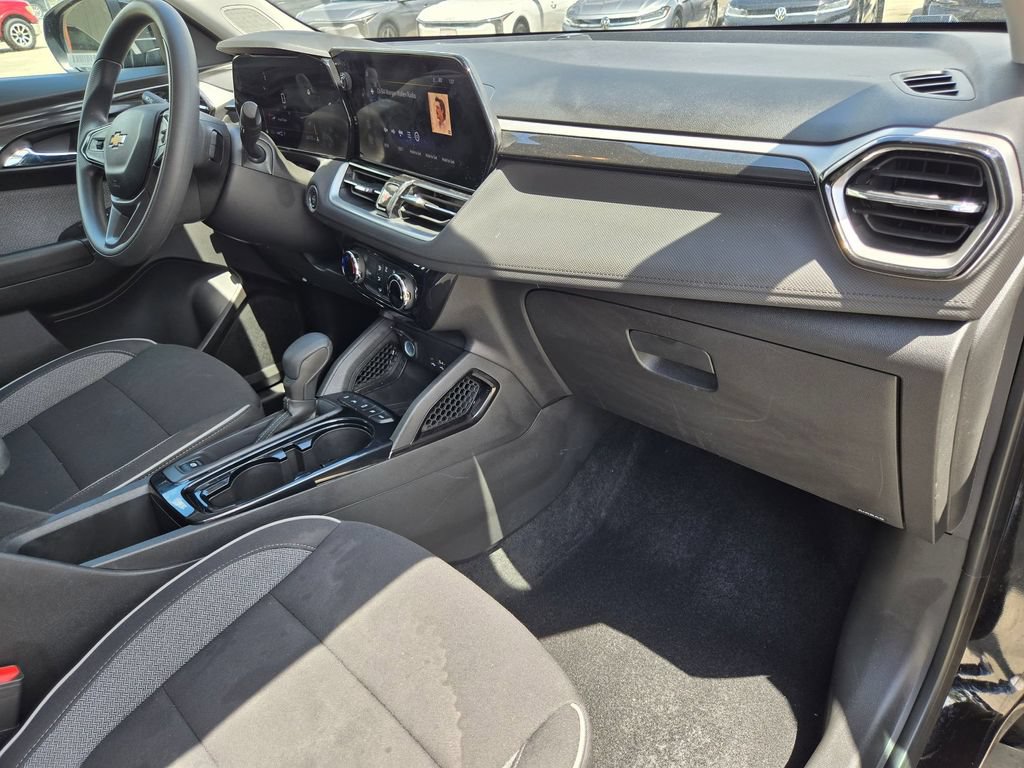Used 2025 Chevrolet TrailBlazer LT AWD/4WD image 27