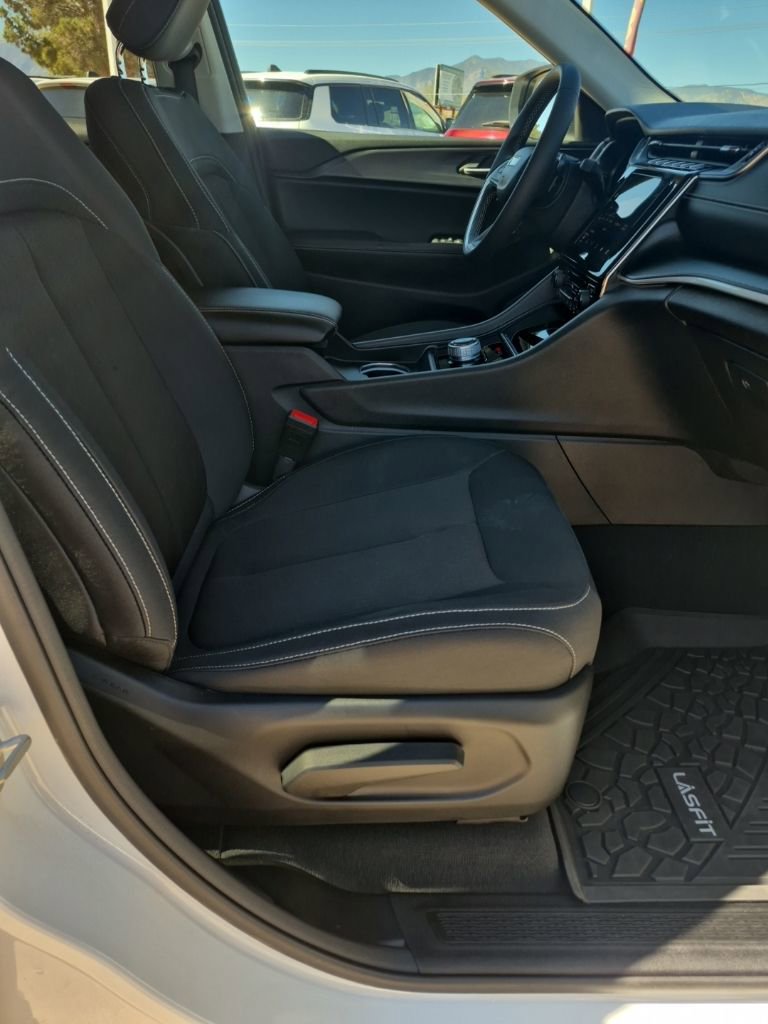 Used 2023 Jeep Grand Cherokee Laredo X image 28