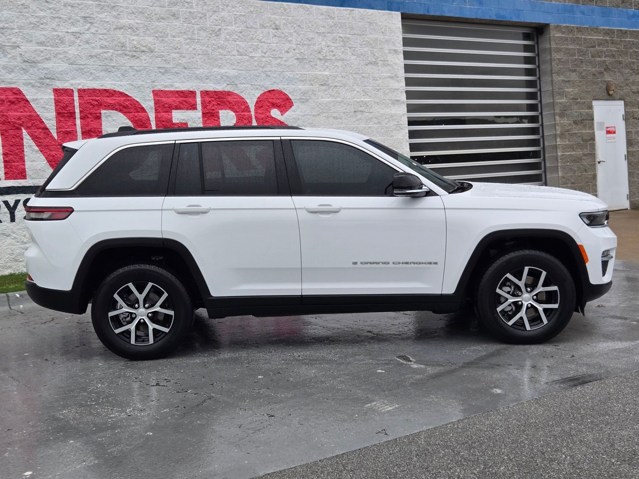 Used 2025 Jeep Grand Cherokee Limited AWD/4WD image 8